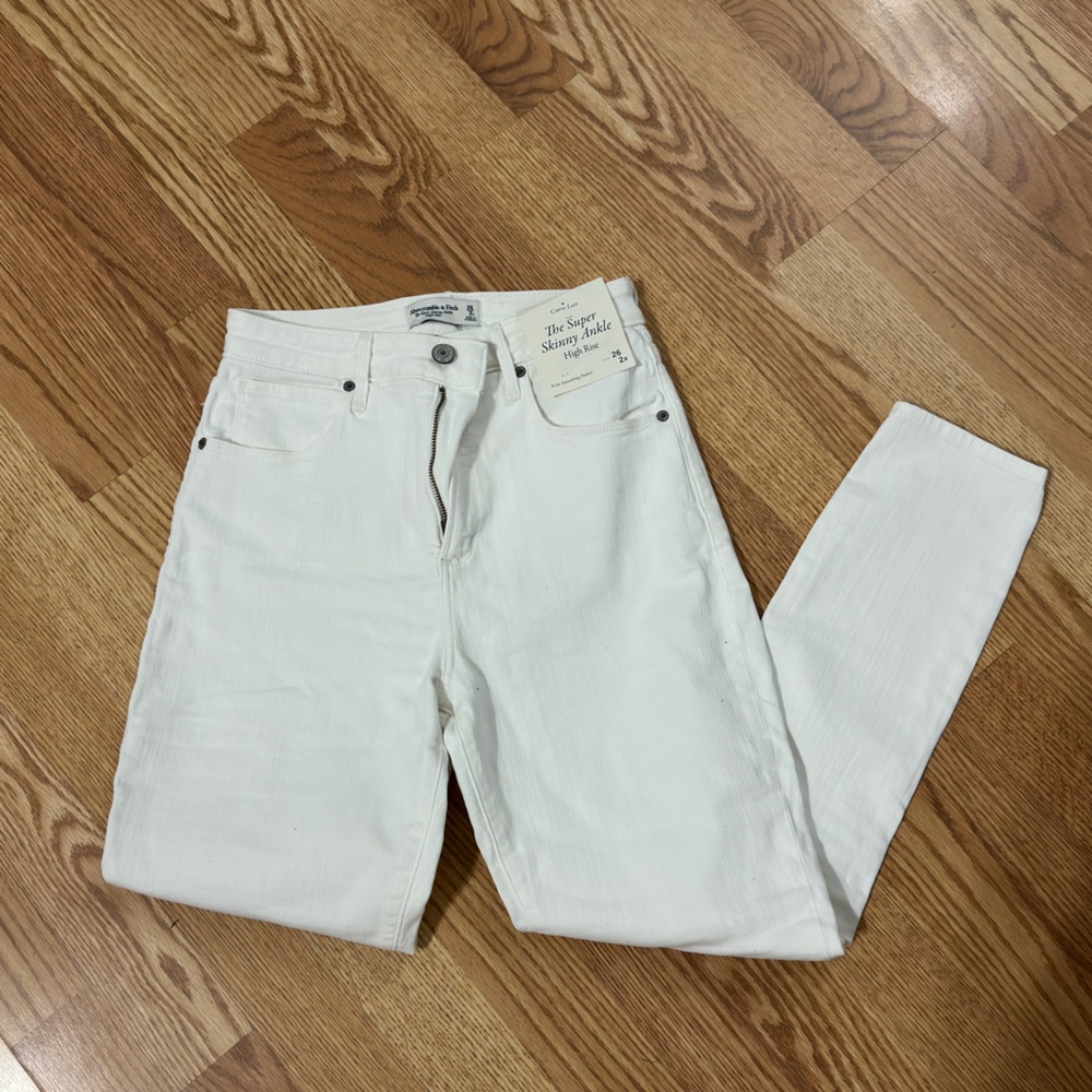 Women’s white Abercrombie Jeans size 26/2
